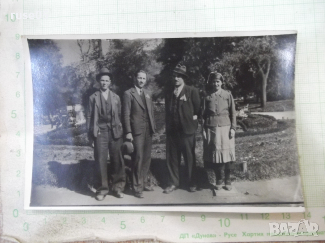 Снимка стара на трима мъже и една жена в парка