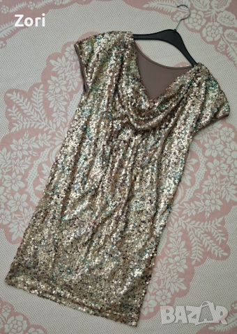 УНИКАЛНО КРАСИВА рокля с гръцко деколте, цялата в златисто-зелени пайети