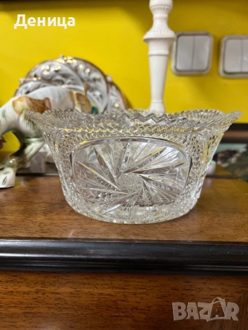 Кристална купа⚜️ Блясък, къдрав ръб и богата и сложна гравюра Размер-18/8 см Цена-35 лв/17.90€
