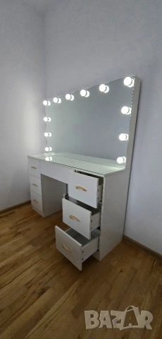 Тоалетка с огледало и LED осветление / Тоалетка за грим