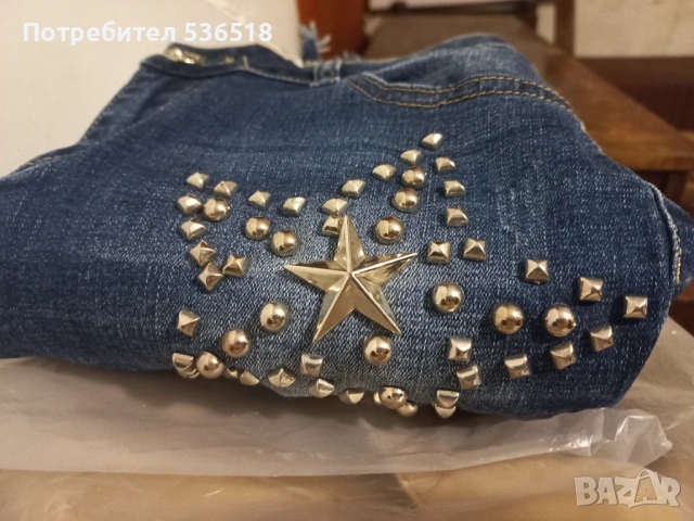 Накъсани дънки с капси звезди