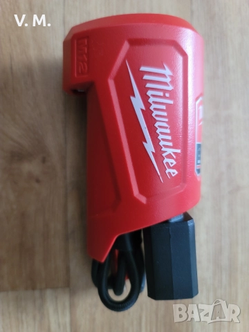 Milwaukee M12 TCBH зарядно устройство с USB което става на powerbank, снимка 4 - Други инструменти - 52124127
