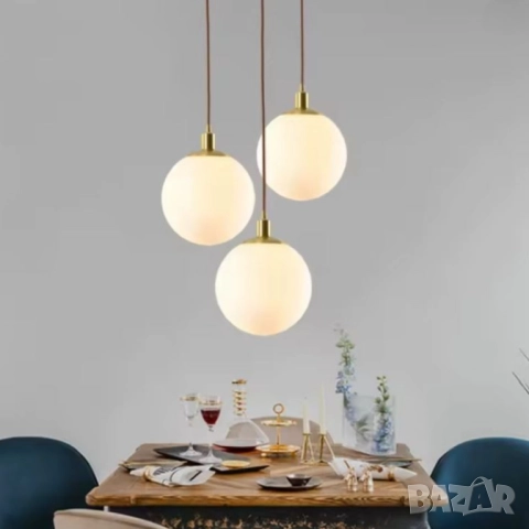 Висяща лампа глобус „Opal Globe“ – стъклена сфера с меко дифузно осветление и метални акценти