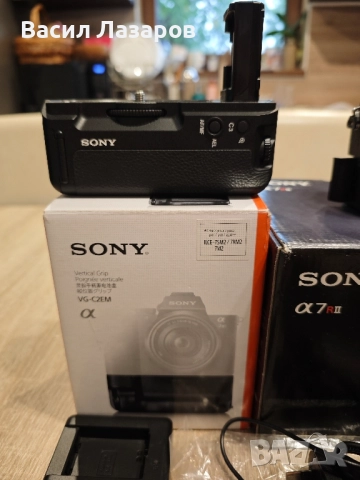 Фото апарат SONY a7r || в комплект с обектив SONY FE 2.8/50 MACRO .Вертикален грип SONY VG-C2EM , снимка 7 - Фотоапарати - 51985472