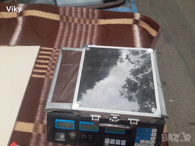 Куфарче със зарове карти и жетони, снимка 2 - Други ценни предмети - 42299472