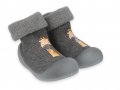 Полски бебешки обувки чорапки, Сиви с жираф, снимка 1 - Бебешки боти и ботуши - 38663104