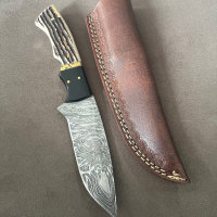 Ловен нож от Дамаска стомана дръжка смола кожена кания, снимка 7 - Ножове - 44014784