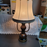 масивна настолна лампа с шапка , снимка 1 - Настолни лампи - 44660306
