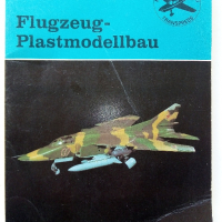 Книга за авиомоделизъм, снимка 1 - Колекции - 36199126