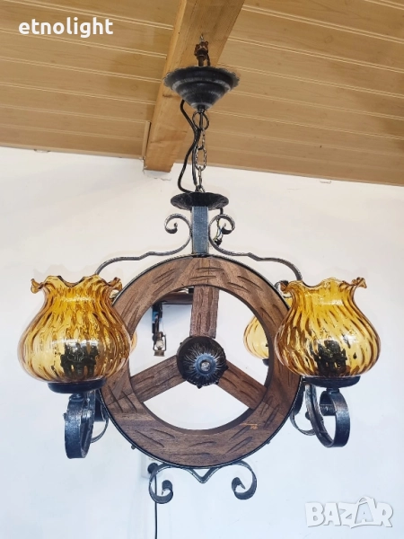 Красив полилей съчетание от дървено колело и елементи на ковано желязо, жълти стъкленици и розетка , снимка 1
