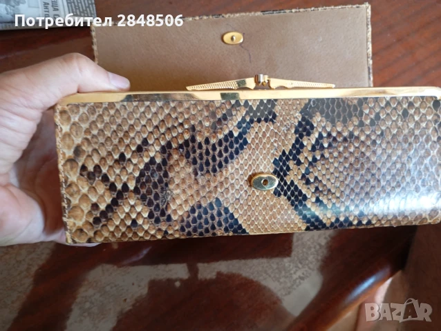Продавам дамско портмоне от змийска кожа на питон.Р-ри 24 / 10,5 / 3,5 см., снимка 3 - Чанти - 50715109