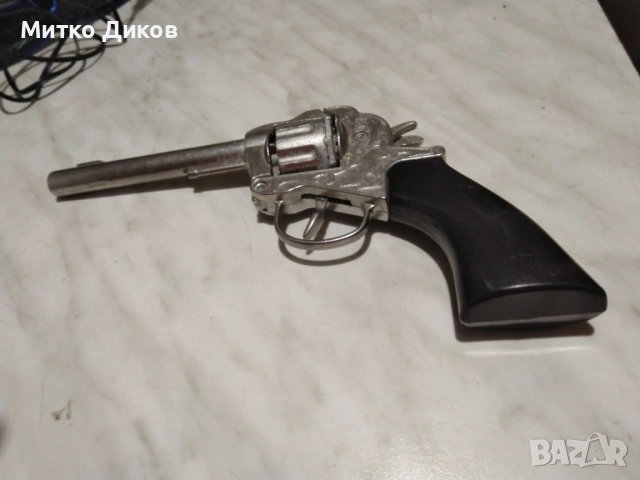 Метален пистолет с капси марков на Левуше