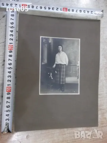 Снимка стара картон портрет на жена до масичка