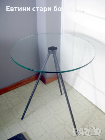 Елегантна помощна масичка от стъкло