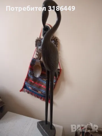 дървена статуетка фламинго