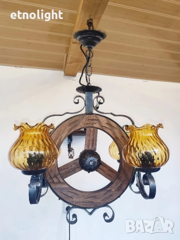 Красив полилей съчетание от дървено колело и елементи на ковано желязо, жълти стъкленици и розетка 