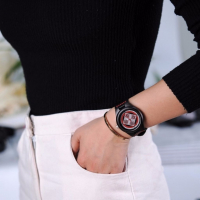 Дамски дървен часовник в бохо стил с циферблат в червено и черно, снимка 4 - Дамски - 36250737
