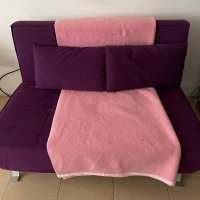 Красиво лилаво канапе с възглавници и одеало към него в розов цвят от естествена вълна, снимка 1 - Дивани и мека мебел - 44239418