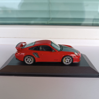 Колекционерски модел 1:43 Minichamps - Porsche 911 GT2RS, снимка 5 - Колекции - 44694792