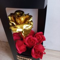 Комплект "златна" роза и сапунени рози с надпис "Честит празник" налично, снимка 5 - Декорация за дома - 39707470