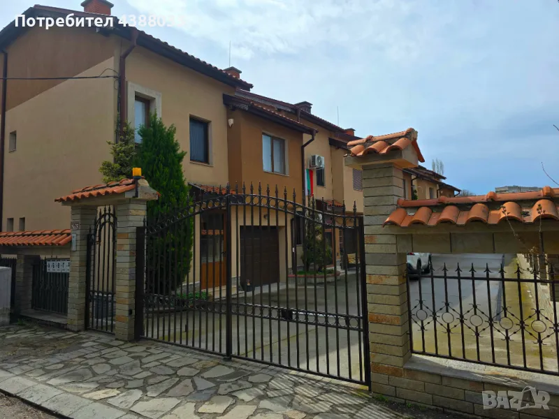 Къща на три етажа с гараж и паркомясто , снимка 1