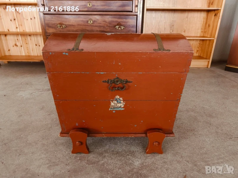 Изящна ръчно рисувана ракла с месингови дръжки , снимка 1