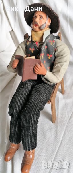 ретро Франция мъж с дрехи чете на дървен стол, снимка 1