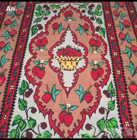 Чипровски килим ,,Ягодите‘’
