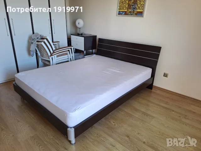 спалня с матрак и подматрачна рамка,
