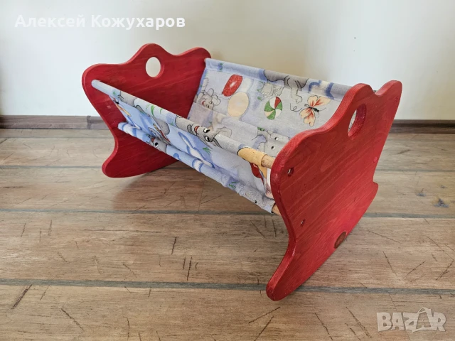Дървено кошче люлка за кукли
