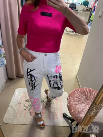 Модерни бели дънки с ефектни надписи