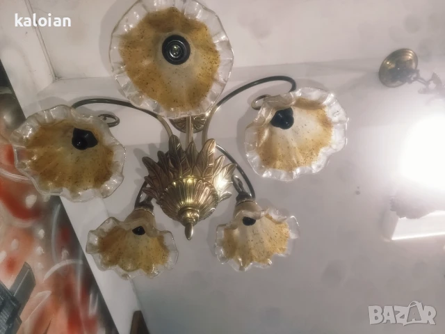 Арт нуво с целият си блясък. Оригинален бронзов полилей с флорални мотиви и абажури от цветно духано, снимка 7 - Антикварни и старинни предмети - 51309921