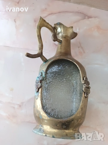 Стъклена бутилка с бронзов обков