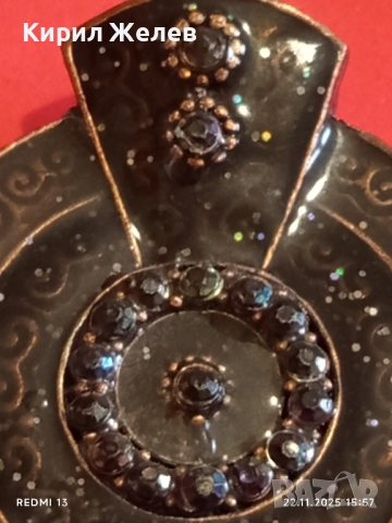 МЕДНА ВИСУЛКА с ИНКРУСТИРАНИ КРИСТАЛИ и ГРАВИРАНИ ВИХРОВИ ШАРКИ 76631, снимка 3 - Колиета, медальони, синджири - 52503487