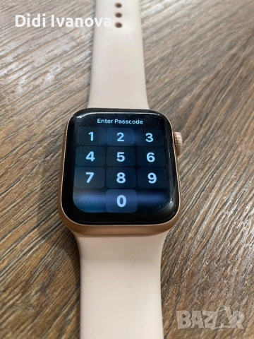 Apple Watch 4, снимка 2 - Смарт гривни - 52664662
