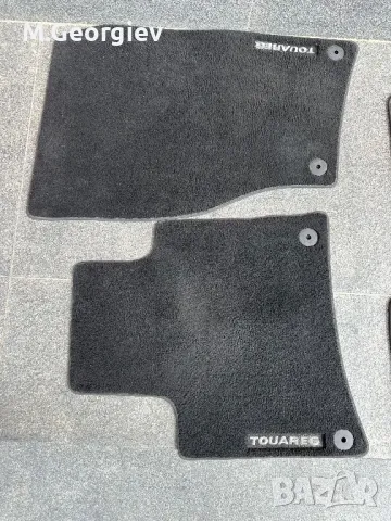 ОРИГИНАЛЕН ГУМЕН ИЛИ ПЛАТНЕН  ЛЕГЕН ЗА БАГАЖНИКА И ОРИГИНАЛНИ СТЕЛКИ ЗА VW TOUAREG след 2013год, снимка 6 - Аксесоари и консумативи - 40099543