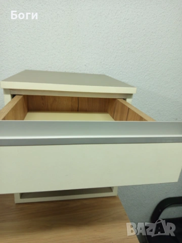 Нощно шкафче, снимка 2 - Шкафове - 53209825