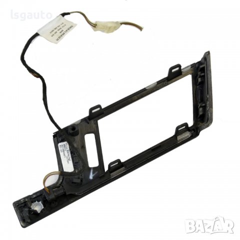 Лайсна около дисплей Mercedes-Benz E-Class (W212)(2009-2016) ID:93654