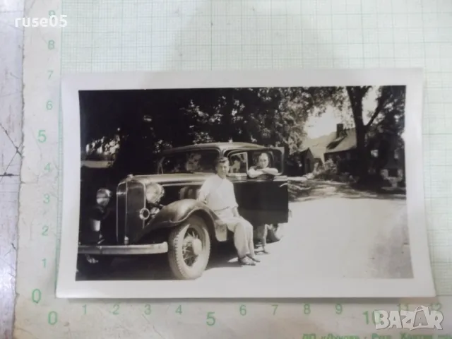 Снимка стара на семейство пред къща до колата