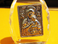 старинна малка сребърна икона Дева Мария, Богородица с младенеца върху стъклена плочка, снимка 1 - Икони - 36358036