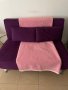 Красиво лилаво канапе с възглавници и одеало към него в розов цвят от естествена вълна, снимка 1