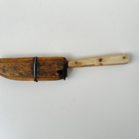 Стар нож с кокалена дръжка и кания. №2211, снимка 1 - Антикварни и старинни предмети - 36419579