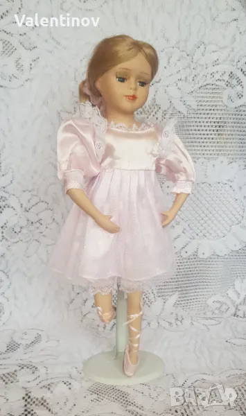 Порцеланова кукла със стойка , снимка 1