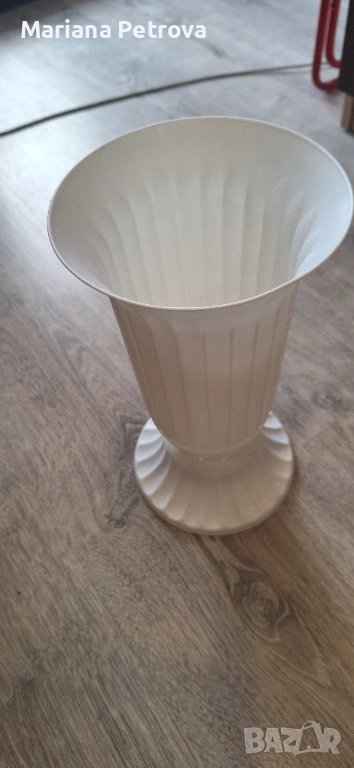 Пластмасова ваза за цветя - бяла, снимка 1