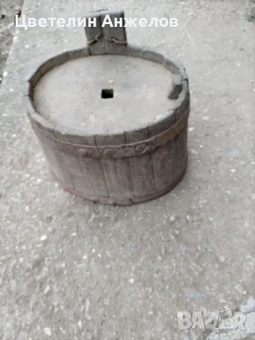 Стар дървен съд за течности 