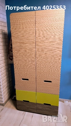 Продавам двукрилен гардероб