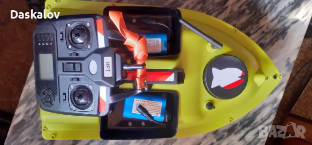 Продавам  лодка за захранка с 2 батерии