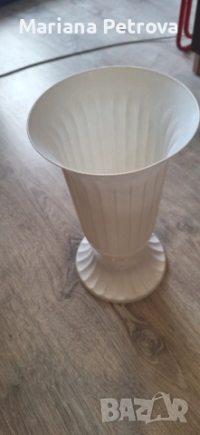 Пластмасова ваза за цветя - бяла