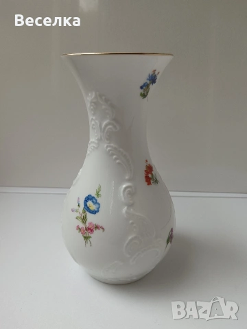 Порцеланова ваза KPM с декор разпръснати цветя
