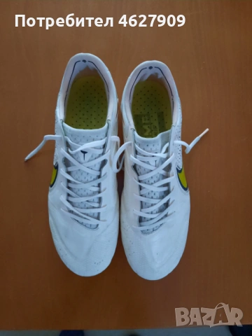 Футболни обувки (бутонки)